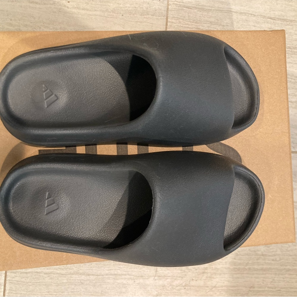 Onyx Yeezy slides size 5